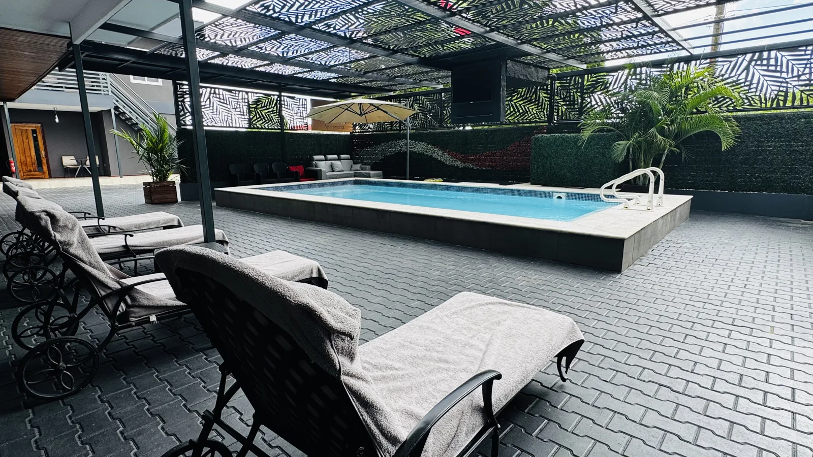 Pool and sun loungers at Pavema